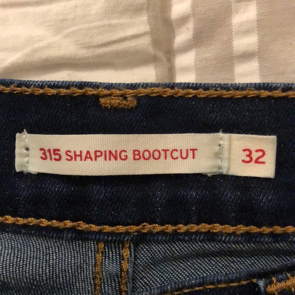 Women’s Levi Strauss Stonewashed Dark Blue Jeans - Picture 6 of 7